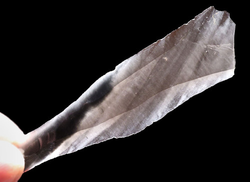 LARGE TRANSLUCENT UNBROKEN AZTEC PRE-COLUMBIAN OBSIDIAN PRISMATIC BLADE WITH RE-SHARPENING FOR RITUAL BLOOD-LETTING SACRIFICE  *PC685