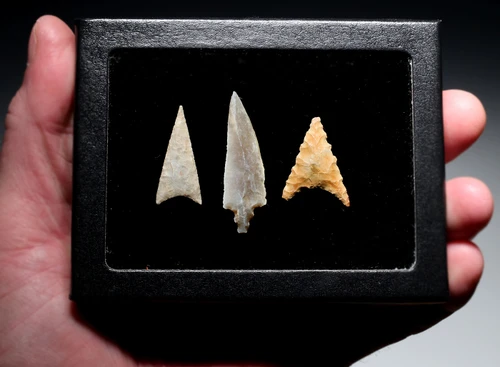 THREE PREMIUM GRADE AFRICAN CAPSIAN NEOLITHIC PROJECTILE POINT ARROWHEADS  *CAP505