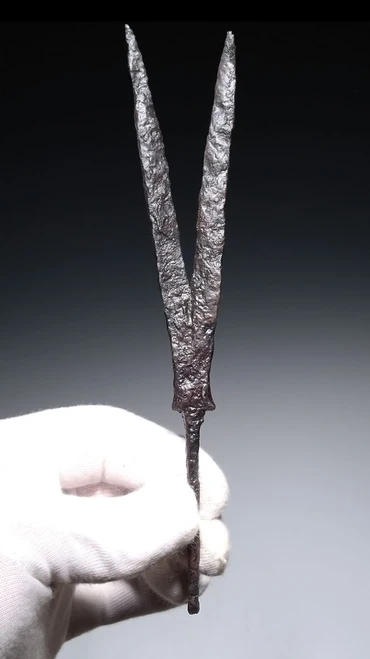 EXTREMELY RARE ANCIENT SAKA SCYTHIAN LARGE IRON BIFURCATED FORKED PRESTIGE ARROWHEAD  *LUR489