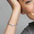 Modelo mostrando Charm Pandora Rosa Opalescente - 791691C03