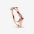 Vista lateral del anillo Pandora Marvel Bruja Escarlata chapado en oro rosa - 182756C01