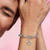 Modelo mostrando Charm Medallón Estrella Brillante Pandora ME - 793032C01