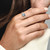 Modelo mostrando Anillo Pandora Círculo Eternity Azul Aguamarina - 192993C03