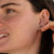 Modelo mostrando Aros de Plata Bubble - CPA0323-RD