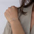 Modelo mostrando Pulsera de Plata Rosario - PPU4046