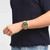 Modelo mostrando Reloj Swatch Bolden Yellow - SB07S109