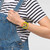 Modelo mostrando Reloj Swatch Neon to the Max - SB06J100