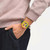 Modelo mostrando Reloj Swatch Neon to the Max - SB06J100