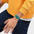 Modelo mostrando Reloj Swatch Photonic Turquoise - SO28G108