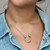 Modelo mostrando Collar Herradura Pandora Moments - 392747C00