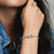 Modelo mostrando Pulsera Pandora Rígida con Cierre de Corazones Infinitos Entrelazados - 591064C01 Modelo mostrando Pulsera Pandora Rígida con Cierre de Corazones Infinitos Entrelazados - 591064C01