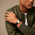 Modelo mostrando Reloj Fossil Carraway de piel marrón con efecto cocodrilo con tres agujas - FS6011