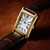 Modelo mostrando Reloj Fossil Carraway de piel marrón con efecto cocodrilo con tres agujas - FS6011