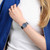 Modelo mostrando Reloj Swatch Cool Skies - SS08K120M
