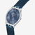 Vista angular del Reloj Swatch Cool Skies mostrando detalles de la malla azul - SS08K120M