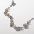 Modelo mostrando Charm Pandora Redondo Brillante - 763234C01