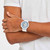 Un modelo mostrando el Reloj Swatch Whice - SB03N103