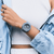 Modelo mostrando el Reloj Casio G-Shock Mujer GMA-S2100BA-2A2ER con brazalete azul y esfera blanca