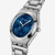 Vista en detalle del Reloj Swatch Petal Frenzy YLS235G con esfera azul y brazalete de acero inoxidable - YLS235G