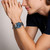 Modelo luciendo el Reloj Fossil Everett FS6104 con brazalete de acero inoxidable - FS6104