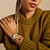Modelo luciendo el Reloj Fossil Gilmore ES5395 con brazalete dorado - ES5395