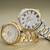 Reloj Fossil Gilmore ES5395 con caja y brazalete dorado junto a otro reloj - ES5395