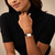 Modelo luciendo el reloj Fossil Raquel ES5310 con brazalete de piel negra y caja oro rosa - ES5310