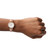 Modelo luciendo el reloj Fossil Carlie Mini ES4699 con correa de piel nude - ES4699
