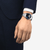 Modelo luciendo el Tissot Gentleman Powermatic 80 Open Heart con brazalete de acero y esfera azul - T1274071104101