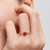 Modelo luciendo el Anillo Pandora Rosa Encantada de La Bella y la Bestia de Disney con chapado en oro y cristal rojo - 163984C01
