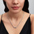 Modelo luciendo el Charm Pandora Reversible Mum de plata de ley en un collar vista frontal - 794455C01