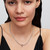Modelo luciendo el Charm Pandora Tulipán en Filigrana de plata de ley - 794488C00