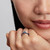 Modelo luciendo el Anillo Pandora Corazón Chakra Azul de plata de ley con gema azul - 193088C03