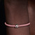 Modelo luciendo el Charm Pandora Mini Nota Musical de plata de ley - 794513C00