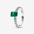Vista lateral del Anillo Pandora Halo Rectangular Verde Brillante en plata de ley y color verde - 194506C01