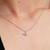 Modelo luciendo el Collar Pandora Mariposa en plata de ley con circonitas transparentes - 394266C01