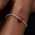 Modelo luciendo el Charm Pandora Cristal de Murano Rojo en plata de ley y color rojo sobre pulsera - 794425C00