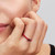 Modelo luciendo el Anillo Pandora Corazón Chakra Rojo de plata de ley y color rojo - 193088C05