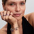 Modelo luciendo el Anillo Pandora Corazón Chakra Rojo junto a otras joyas de plata de ley - 193088C05