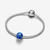 Vista general del Charm Pandora Pulpo y Burbujas Marinas azul sobre una pulsera de plata de ley - 793463C01