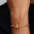 Modelo luciendo el Charm Pandora Dug de Up de Disney Pixar en chapado en oro y esmalte marrón - 764472C01