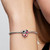 Modelo luciendo el Charm Pandora Stitch Verano Divertido de Disney en plata de ley sobre una pulsera - 794642C01