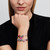 Modelo luciendo una combinación de charms Pandora incluyendo el Charm Stitch Verano Divertido de Disney en plata de ley - 794642C01