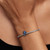 Modelo luciendo el Charm Pandora Pulpo Azul de plata de ley y esmalte azul en su muñeca - 794706C01