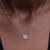 Modelo luciendo el Collar Pandora Trébol de la Suerte Brillante en plata de ley y circonitas transparentes - 394502C01