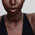 Modelo luciendo el Collar Pandora Trébol de la Suerte Brillante en plata de ley vista frontal - 394502C01