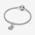Vista lateral del Charm Colgante Pandora Duquesa y Gatitos de Los Aristogatos de Disney en plata de ley y chapado en oro sobre pulsera de plata - 764465C01