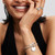 Modelo luciendo la Pulsera Pandora de cadena Barra Grabable en plata de ley combinada con otras joyas - 594010C01