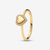 Vista lateral del Anillo Pandora Halo y Corazón Grabable en aleación de metales chapado en oro y circonitas transparentes - 163801C01