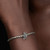 Modelo luciendo el Charm Pandora Tortuga Marina en Filigrana en plata de ley y turquesa en su muñeca - 794697C01